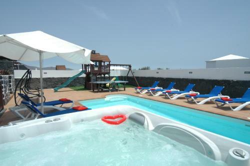 Villa 43 Sea Views, Pool,games,hot Tub, Office With Computer+ Wifi