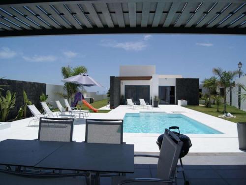 Playa Blanca Villa Sleeps 6 Pool Wifi T691296