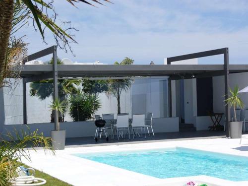 Playa Blanca Villa Sleeps 6 Pool Wifi T691296
