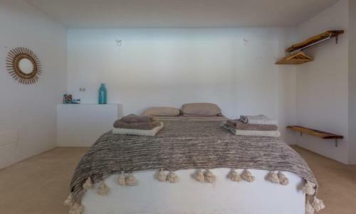 Port De Sant Miquel Villa Sleeps 10 Pool Air Con