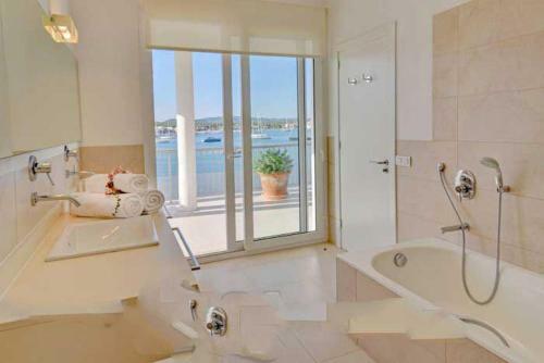 Portocolom Villa Sleeps 10 Air Con Wifi
