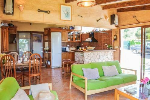 Portocolom Villa Sleeps 6 Air Con