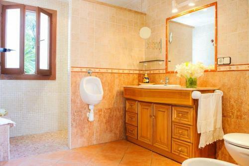 Portocolom Villa Sleeps 6 Air Con