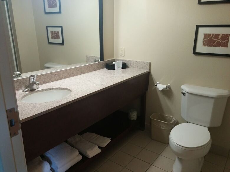 Hotel Comfort Suites Airport