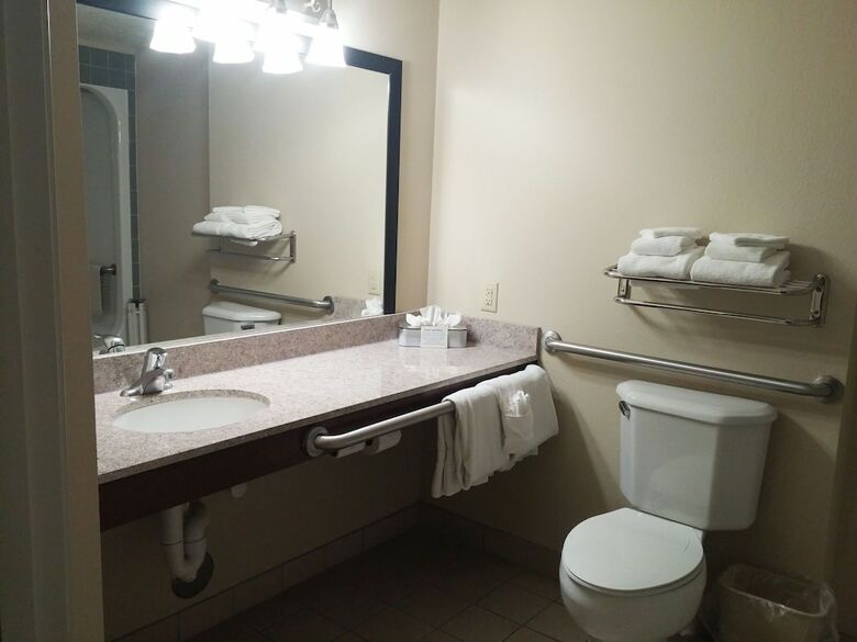 Hotel Comfort Suites Airport