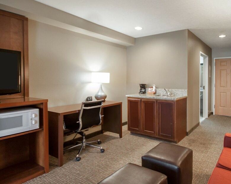 Hotel Comfort Suites Airport
