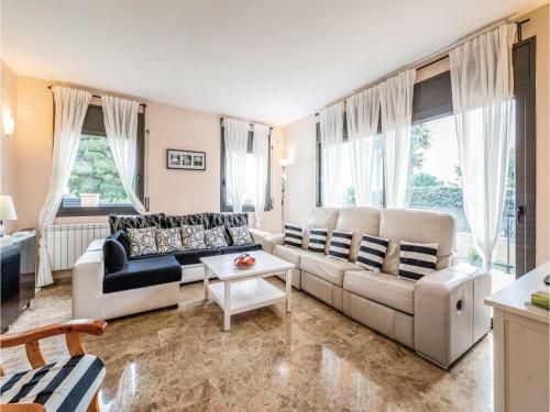 Five-bedroom Holiday Home In Roda De Bera