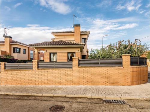 Five-bedroom Holiday Home In Roda De Bera