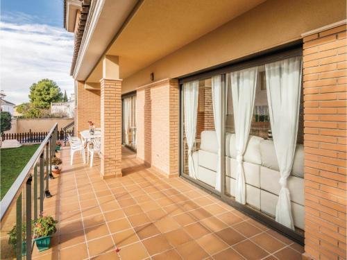 Five-bedroom Holiday Home In Roda De Bera
