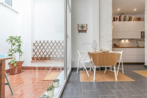 Modern And Spacious Apartment. Private Patio