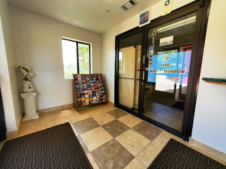 Hotel Super 8 Arlington East
