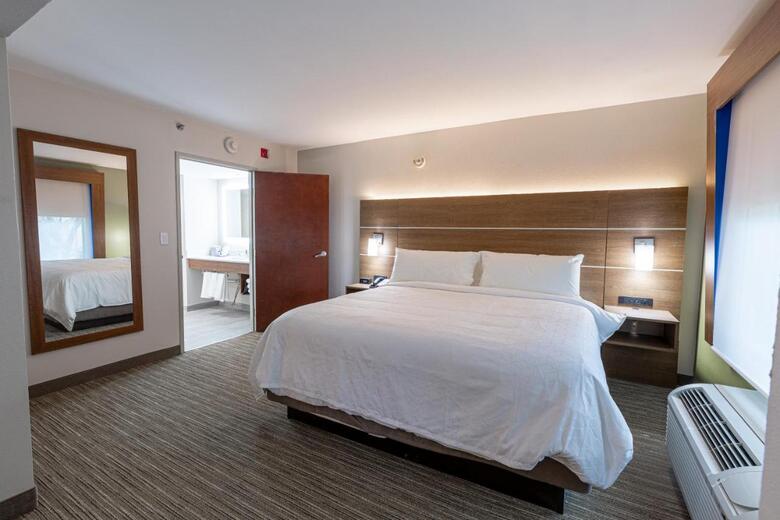 Holiday Inn Express And Suites Arlington North - Stadium Area, An Ihg Hotel