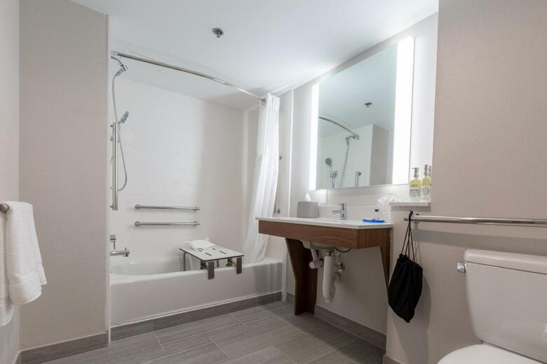Holiday Inn Express And Suites Arlington North - Stadium Area, An Ihg Hotel