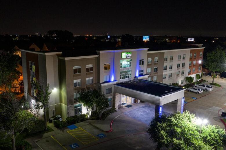 Holiday Inn Express And Suites Arlington North - Stadium Area, An Ihg Hotel
