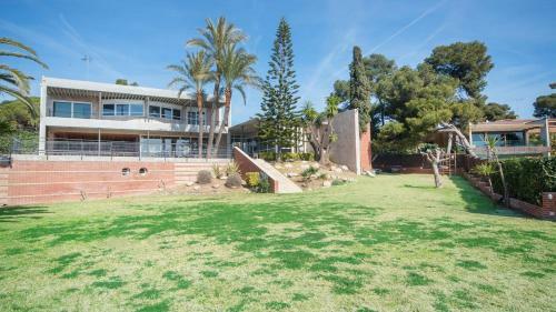 Luxury Beachfront Villa In Tarragona