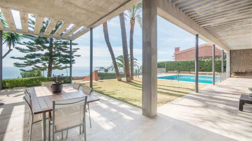 Luxury Beachfront Villa In Tarragona