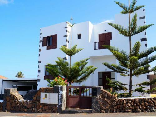 Tinajo Villa Sleeps 9 Pool Wifi