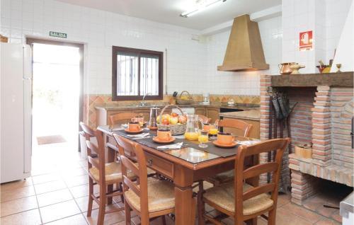 Five-bedroom Holiday Home In Zagrilla Baja