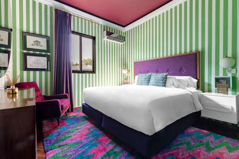 Hotel Pug Seal Anatole France