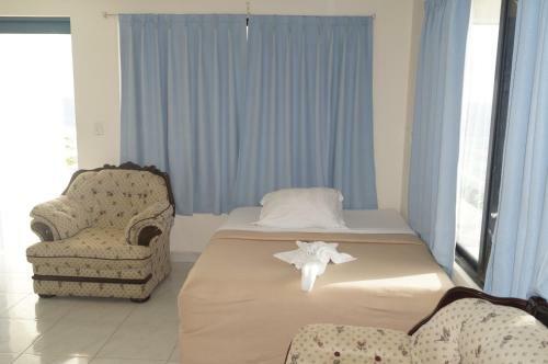 Chichis And Charlies Beachfront Hotel