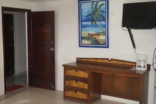 Chichis And Charlies Beachfront Hotel