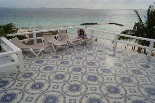 Chichis And Charlies Beachfront Hotel