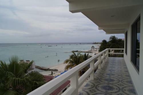 Chichis And Charlies Beachfront Hotel
