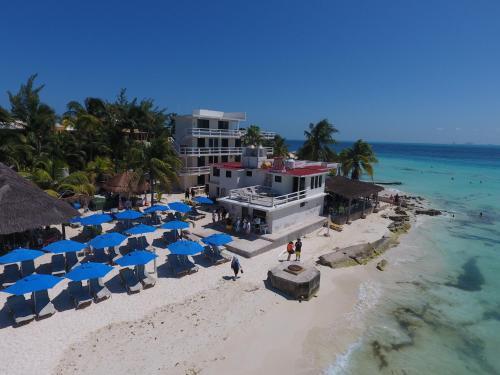 Chichis And Charlies Beachfront Hotel