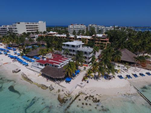 Chichis And Charlies Beachfront Hotel