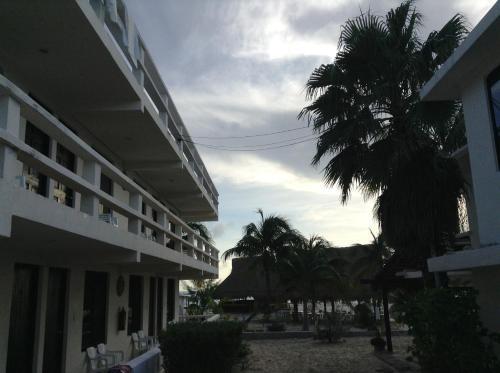 Chichis And Charlies Beachfront Hotel