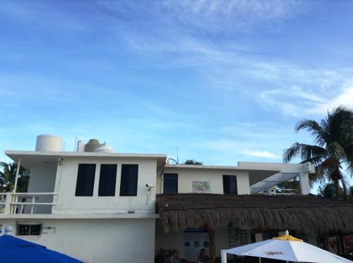 Chichis And Charlies Beachfront Hotel