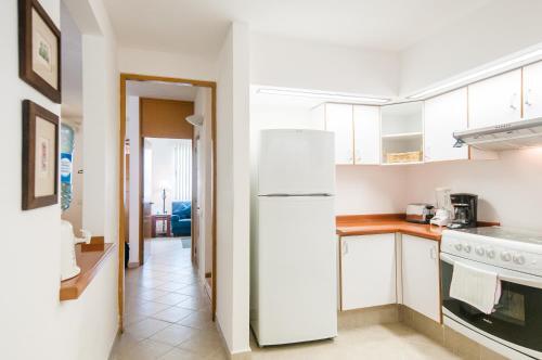 Three Bedroom Home - Walk To Beach & Pool