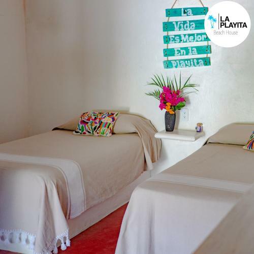 Hostal La Playita Beach House