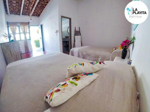 Hostal La Playita Beach House