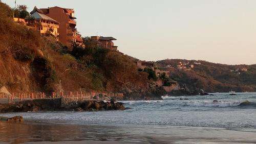 Hostal Casitas El Escondite Playa La Ropa