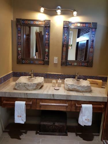 Casa Arcoiris Zihuatanejo B&B