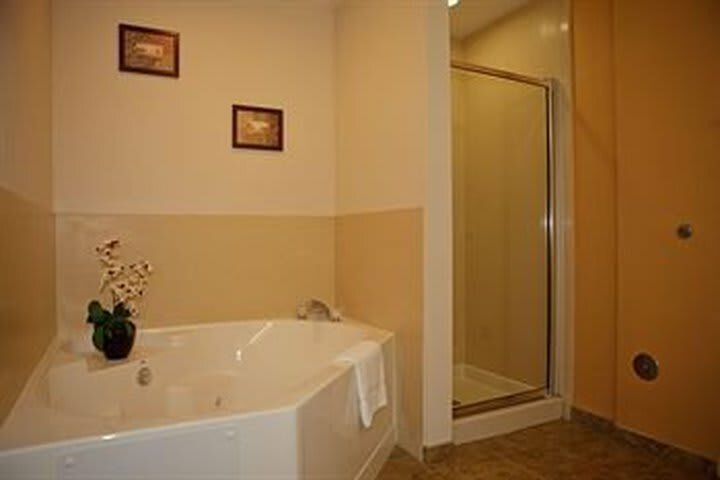 Holiday Inn Express Hotel & Suites