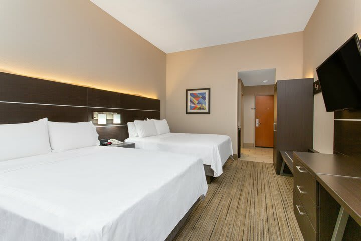 Holiday Inn Express Hotel & Suites