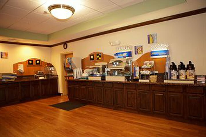 Holiday Inn Express Hotel & Suites