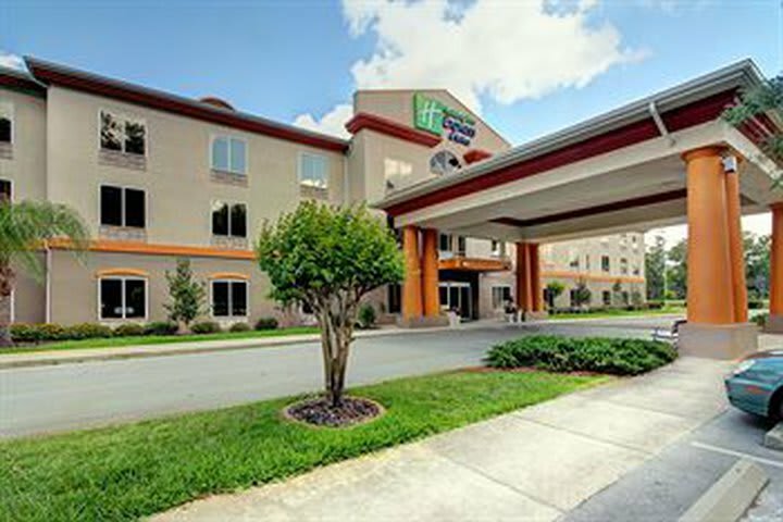 Holiday Inn Express Hotel & Suites
