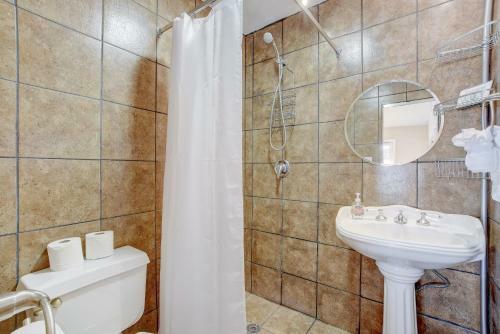 907 E Live Oak St Townhouse Unit 1 And 2