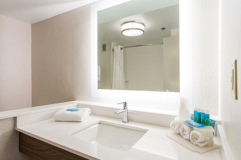 Holiday Inn Express Hotel & Suites Wilmington-university Ctr