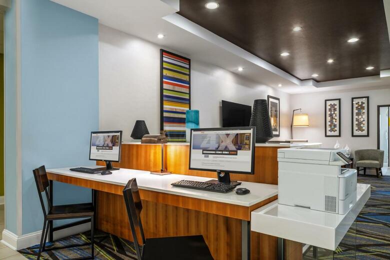 Holiday Inn Express Hotel & Suites Florence I-95 @ Hwy 327