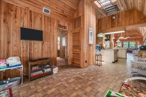 Homes- 210 Wheeler