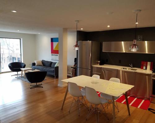 Apartamento Modern, Spacious, Two Bedroom With Balcony!