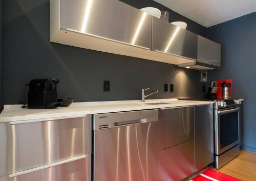 Apartamento Modern, Spacious, Two Bedroom With Balcony!