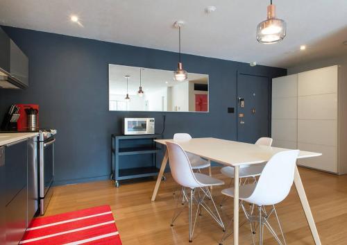 Apartamento Modern, Spacious, Two Bedroom With Balcony!