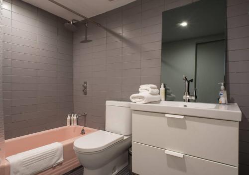 Apartamento Modern, Spacious, Two Bedroom With Balcony!
