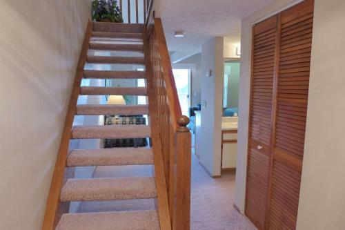 Top-floor Fall Creek 2bdr (21-5)