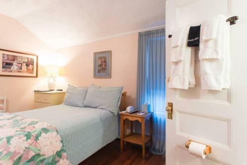 Posada The Coolidge Corner Guest House: A Brookline Bed And Breakfast